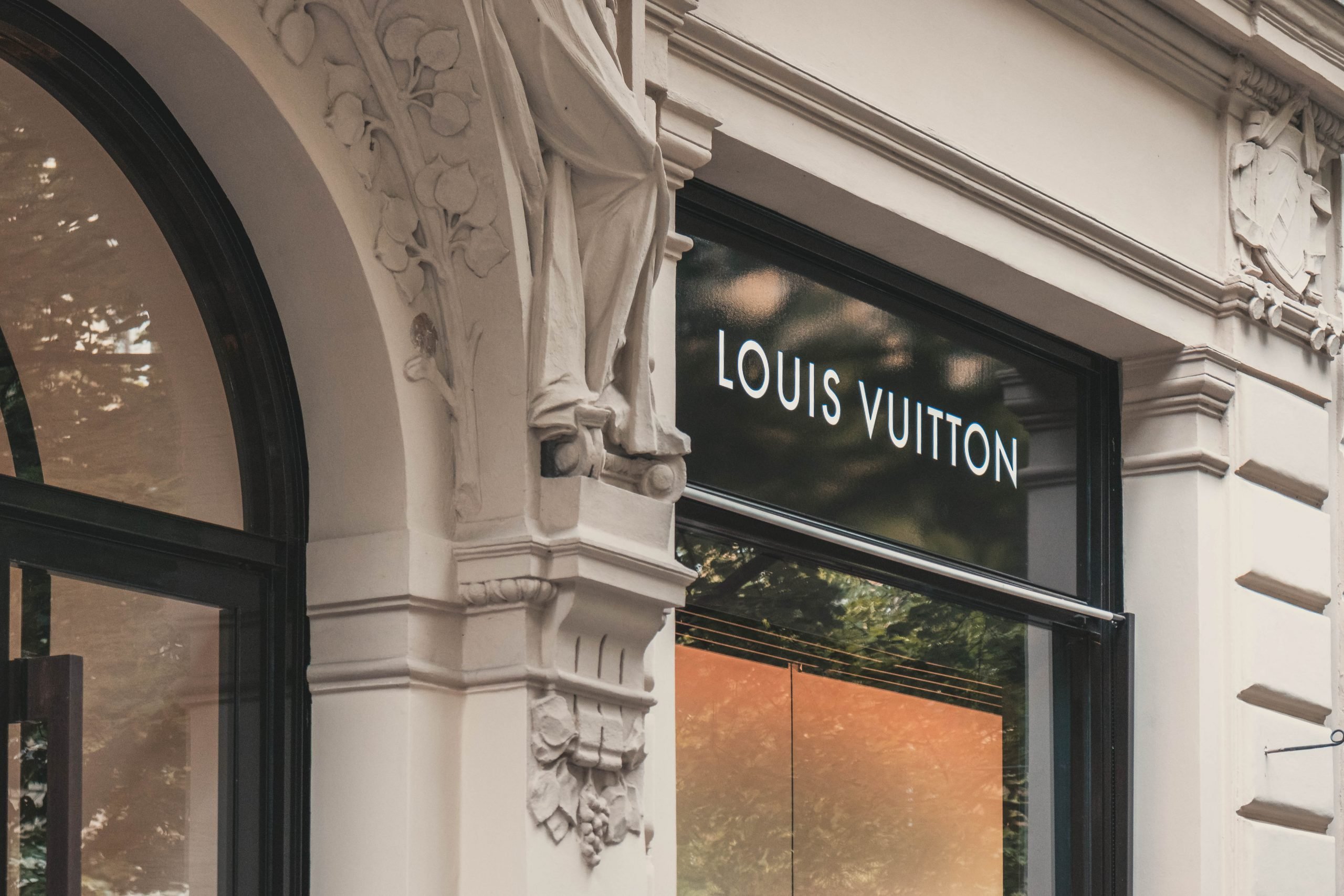 El grupo francés de lujo LVMH batió récords de ventas en el 2022 y